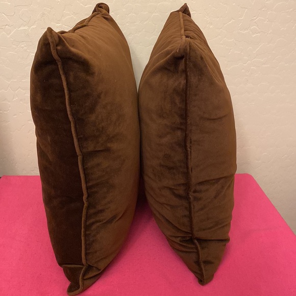 🆕 Chocolate Brown Velvet Accent Pillows (Set of 2) - Picture 4 of 10